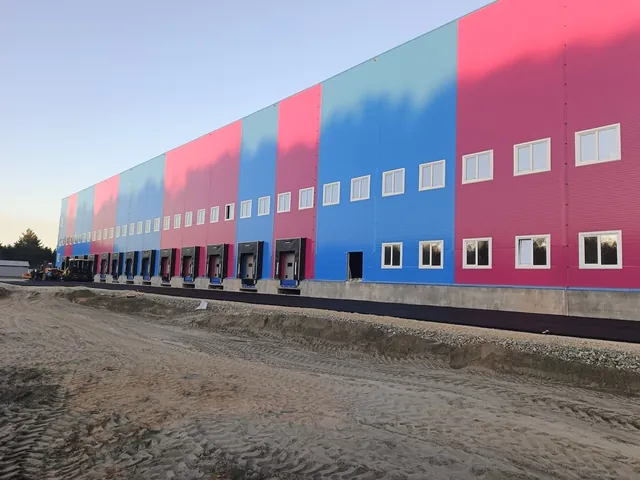 Фасад логистического комплекса Ozon в Барнауле